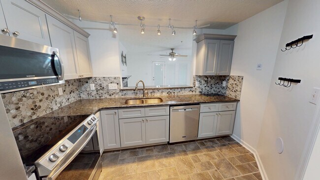 Building Photo - 3 Bedroom Condo in Kings Grant w/ Luxury Updates!