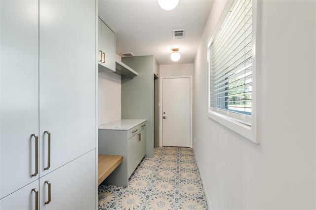 Building Photo - 3837 Clubway Ln