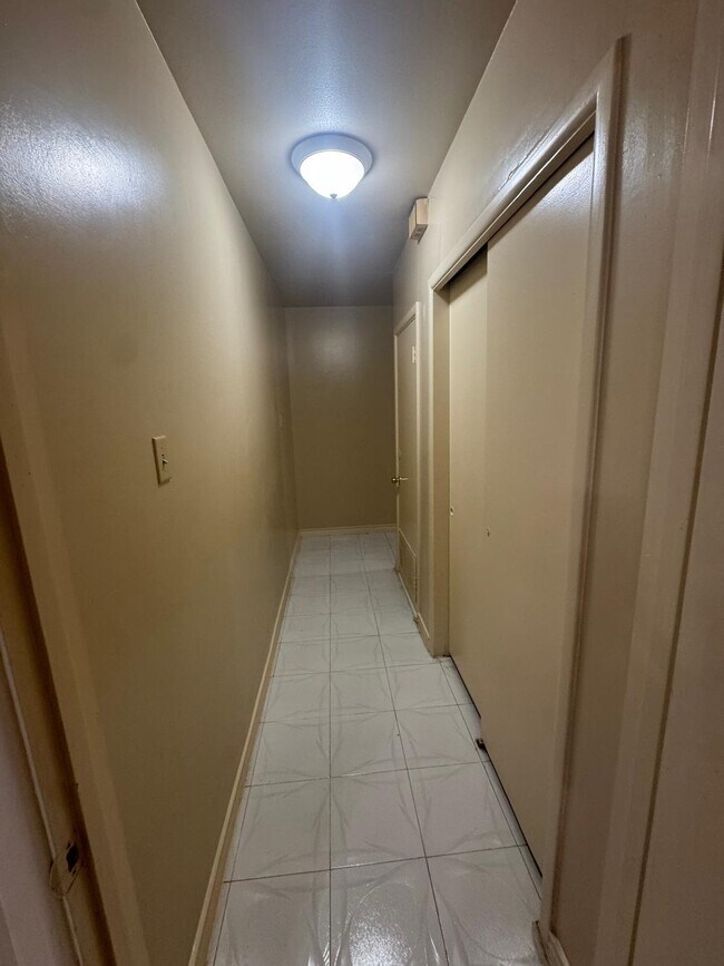Building Photo - 302 Huisache Dr