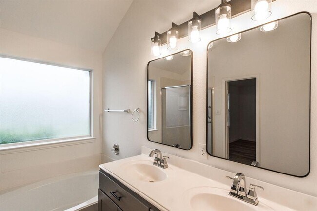 Building Photo - 2605 Cascade Cove Dr