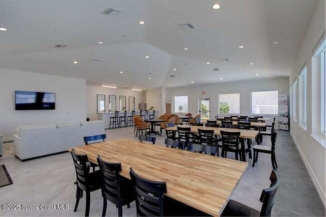 Building Photo - 1465 S Harbor City Blvd