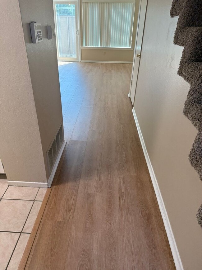 Building Photo - 2 Bedroom 1.5 Bath Beautiful Townhome in E...