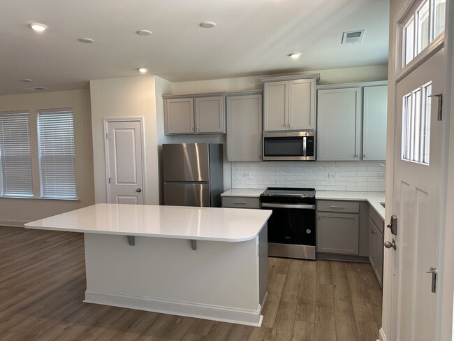 Building Photo - 1027 S Point Rd