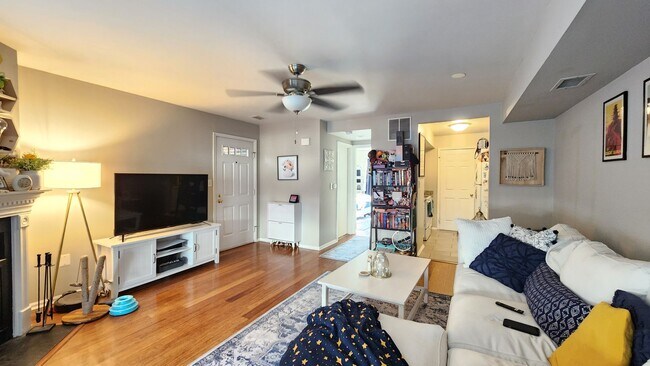 Building Photo - Tucked Away Condo with Balcony near Shirlington