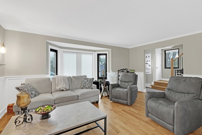 Building Photo - 819 Albion Ave