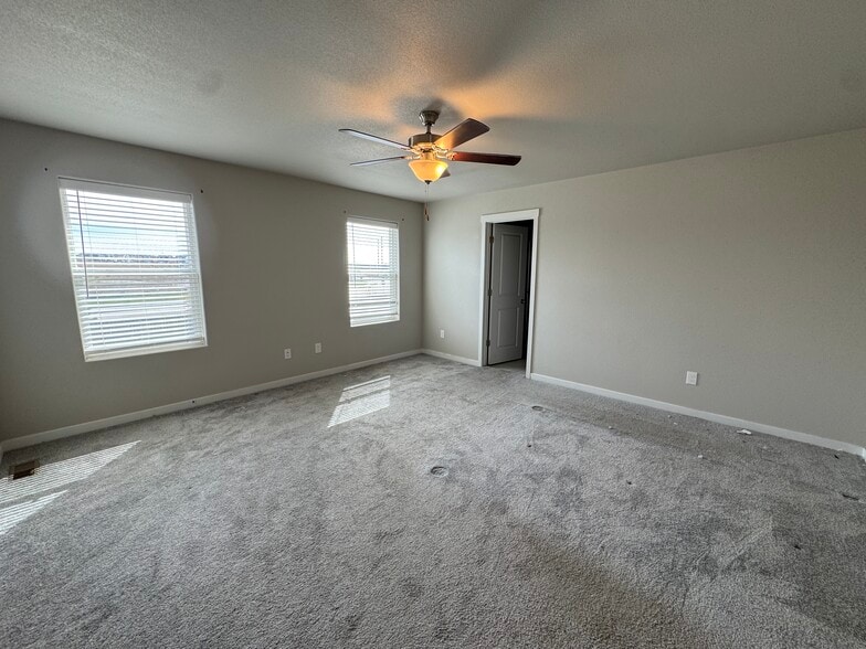 Building Photo - 5921 Mumford Dr