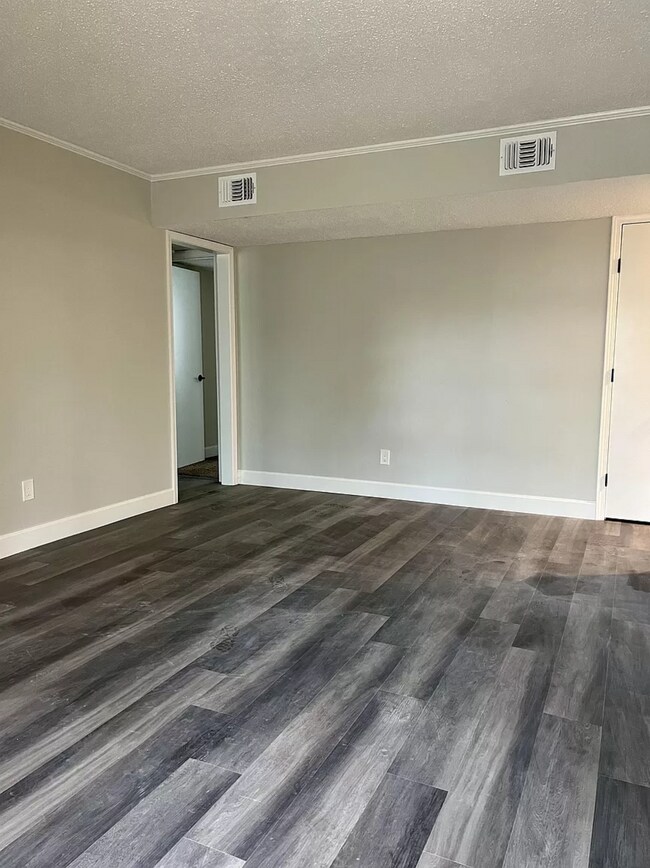 Building Photo - 1815 E Lindsey St