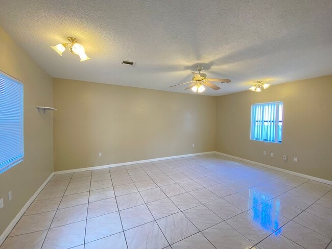 Building Photo - TWO BEDROOM W/ BONUS ROOM - Move In Ready