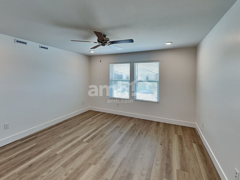 Building Photo - 9585 Harkes Dr