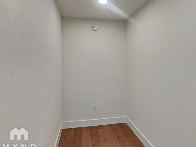 Building Photo - 1603 Rutland Dr