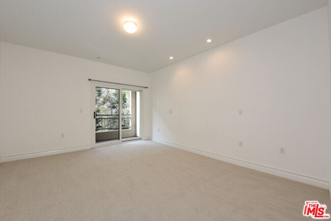 Building Photo - 2347 Fox Hills Dr