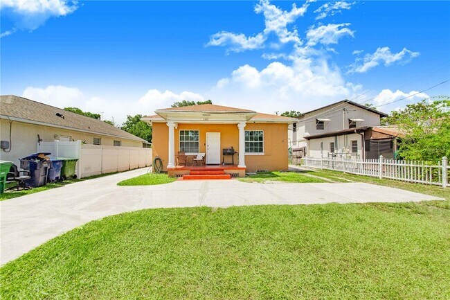 Building Photo - 3321 W Woodlawn Ave