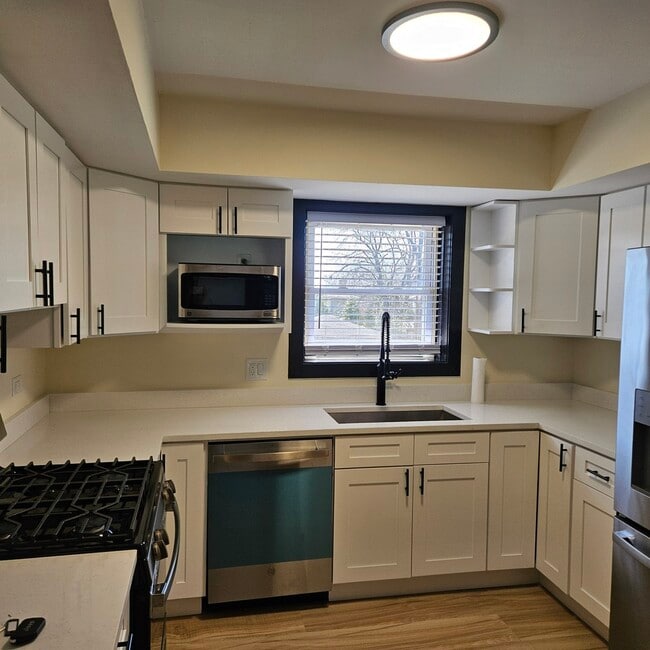 Building Photo - 1115 E Algonquin Rd