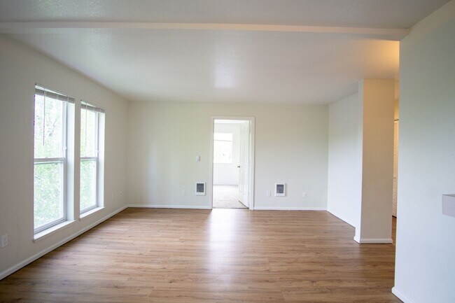 Building Photo - FREE RENT! Bright & Spacious 2-Bed/2 Bath ...