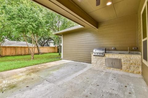 Building Photo - 2014 Briarstem Dr