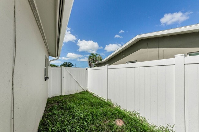 Building Photo - Charming 3 bedroom 2 bath in North Clearwa...