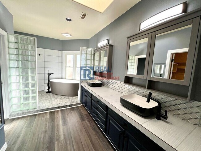 Building Photo - 2645 Rossmere St