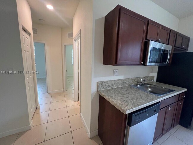 Building Photo - 191 SE 35 Ave