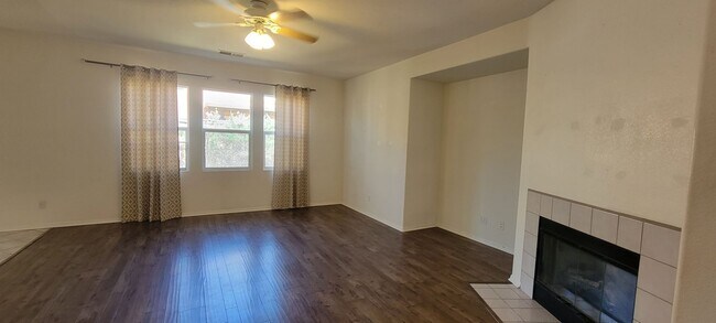 Building Photo - Gorgeous Single Story Home