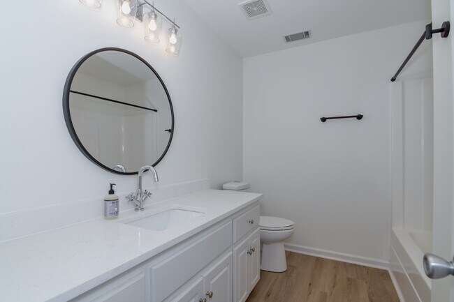 Building Photo - 2044 Lillian Dr