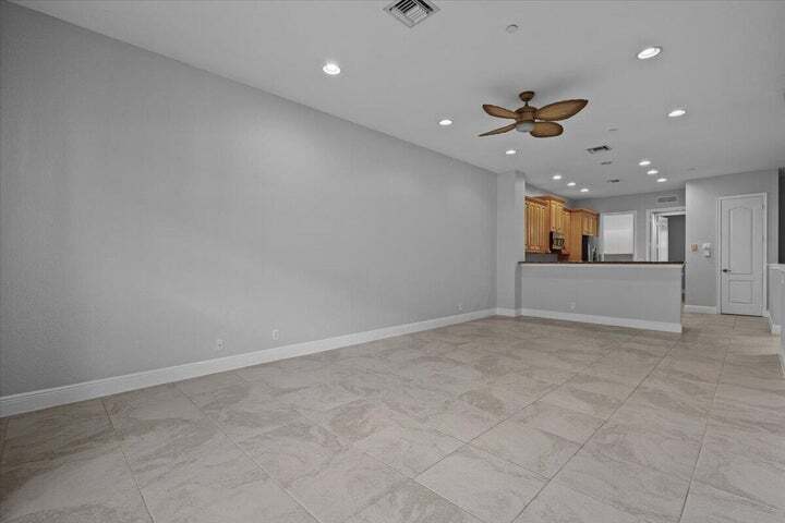 Building Photo - 4902 Vine Cliff Way E