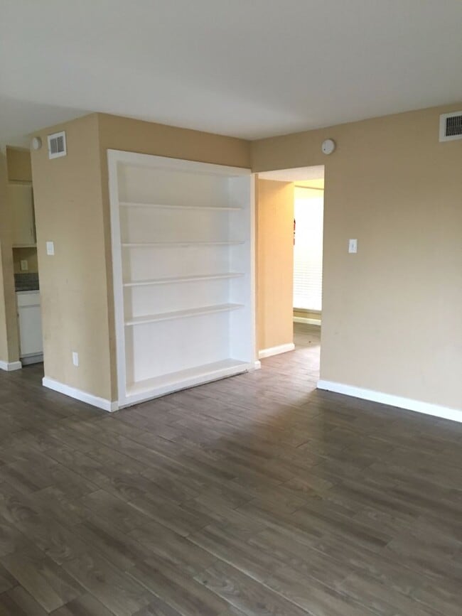 Building Photo - 3 BR 2 BA Condo - Downstairs