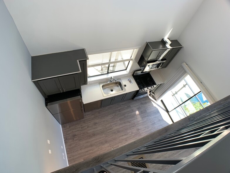 Building Photo - 14639-14645 Vanowen St