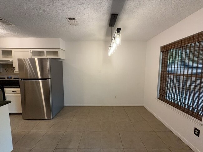 Building Photo - 6415 Elm Springs Dr