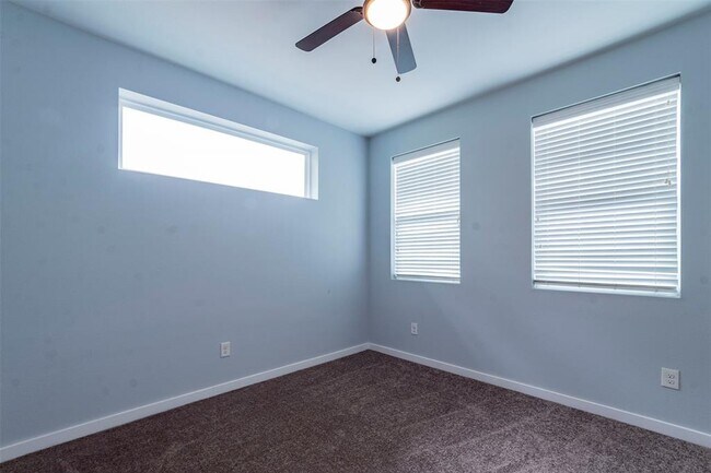 Building Photo - 6405 Chesterfield Ave