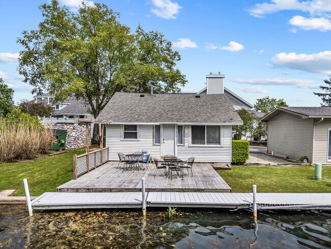 Building Photo - Off Season Rates at Lake Wawasee!