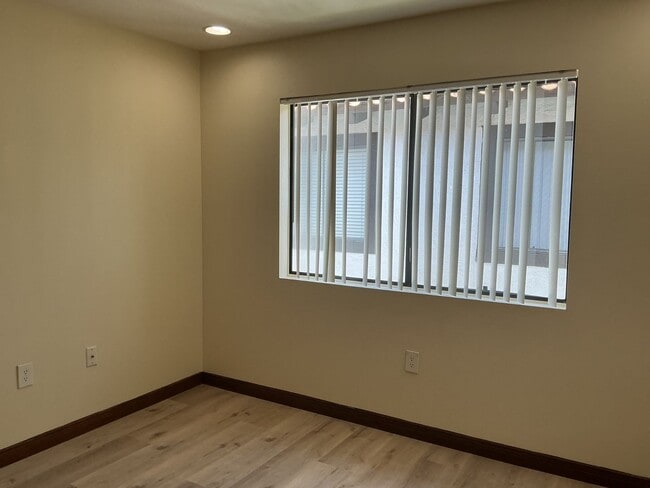 Building Photo - Los Caballeros #325