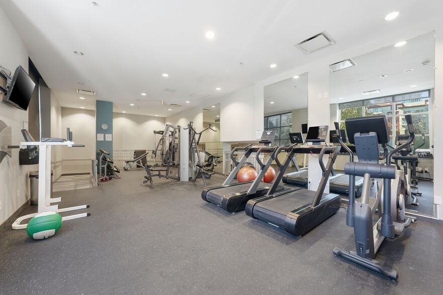 Building Photo - 300 W Beech St