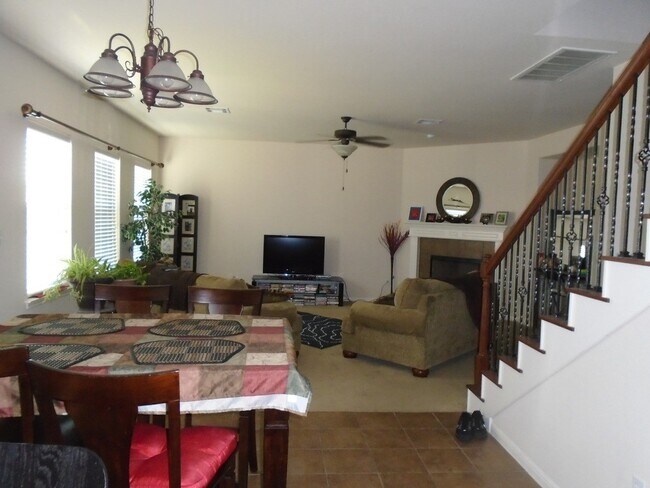 Building Photo - Great 3/3/2 in Pioneer Crossing!