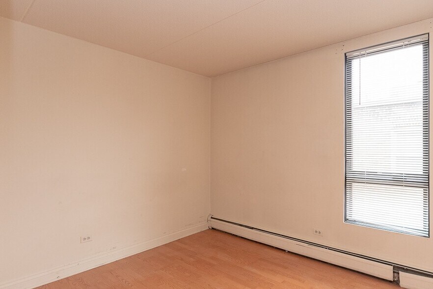 Building Photo - 629 W Wellington Ave