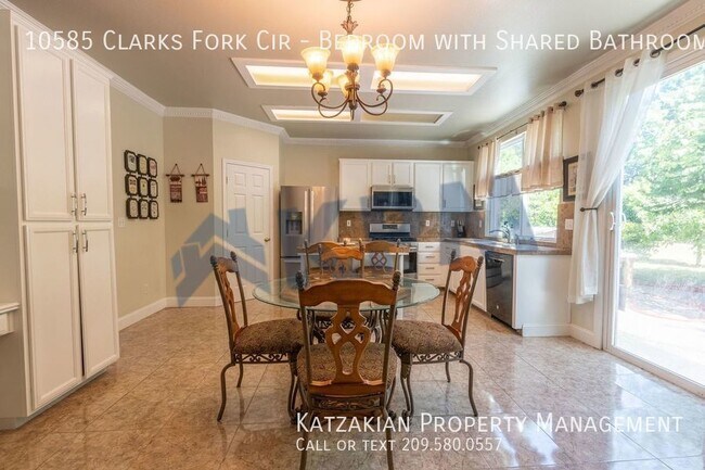 Building Photo - Bedroom with Shared Bathroom & Garage Space