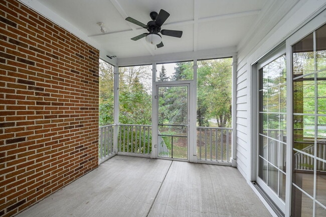 Building Photo - 385 Delnor Glen Dr