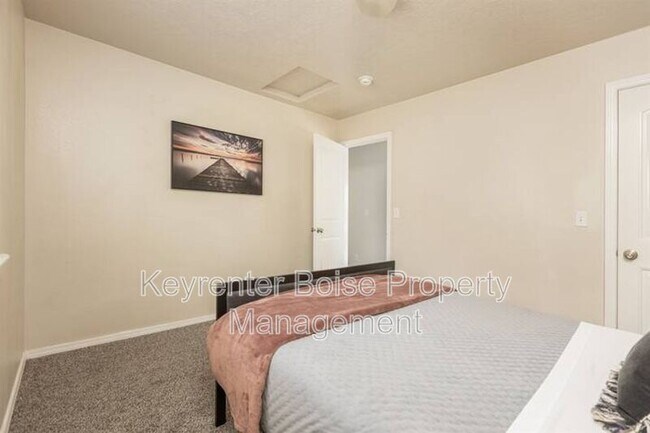 Building Photo - 879 N Traquair Pl