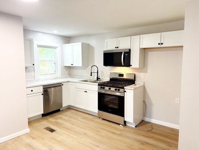 Building Photo - Move In Ready....4748 Warnock Ave
