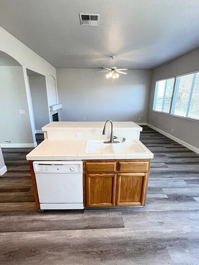 Building Photo - Stunning 4 bedroom 2 bathroom home in Linc...