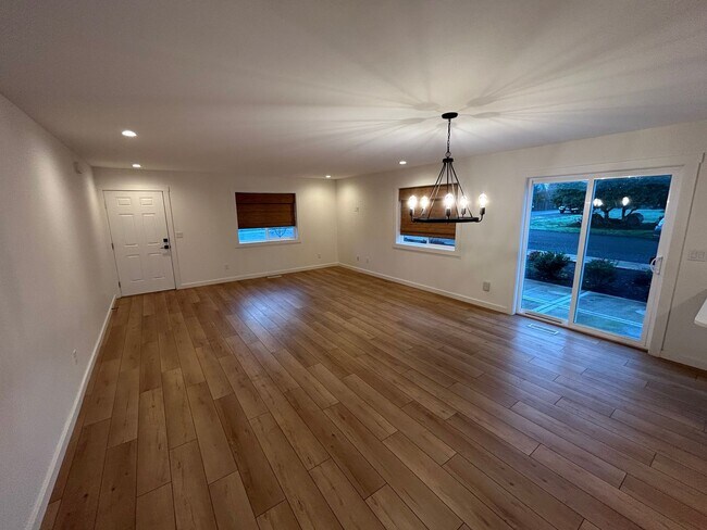 Building Photo - 4 bedroom, 2.5 Bath In Carlton- Great Location!