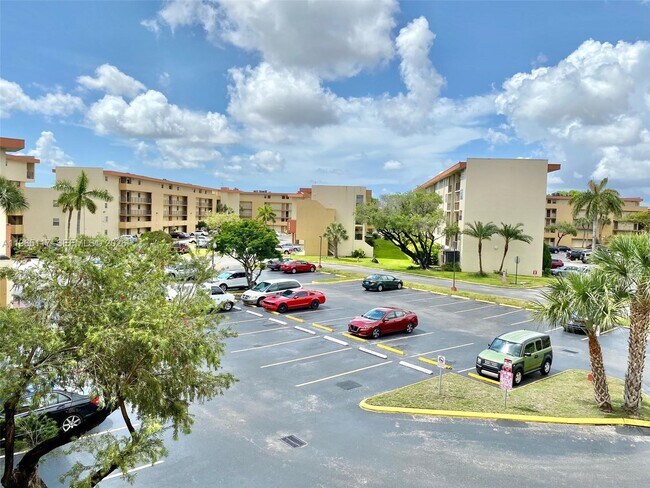 Building Photo - 8897 Fontainebleau Blvd