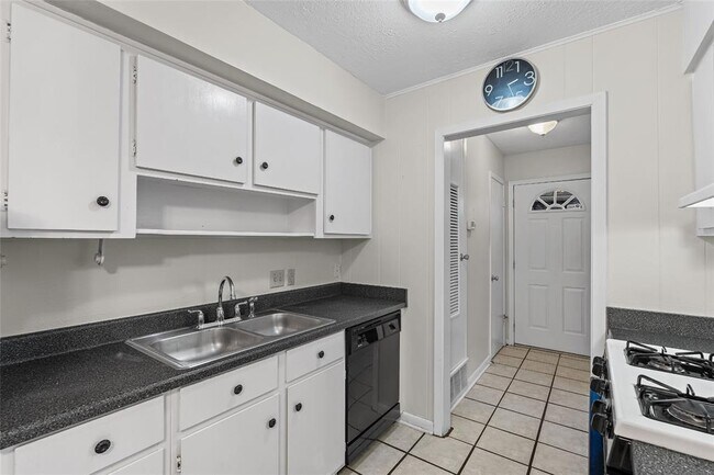 Building Photo - 2800 Westhill Dr