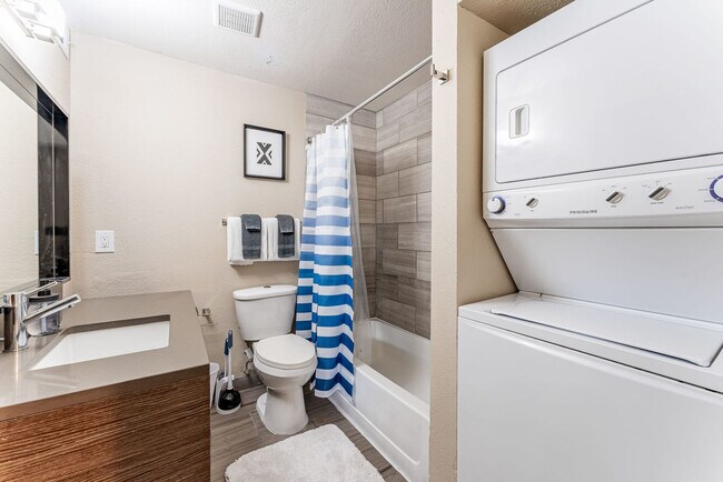 Building Photo - 2409 Town Lake Cir