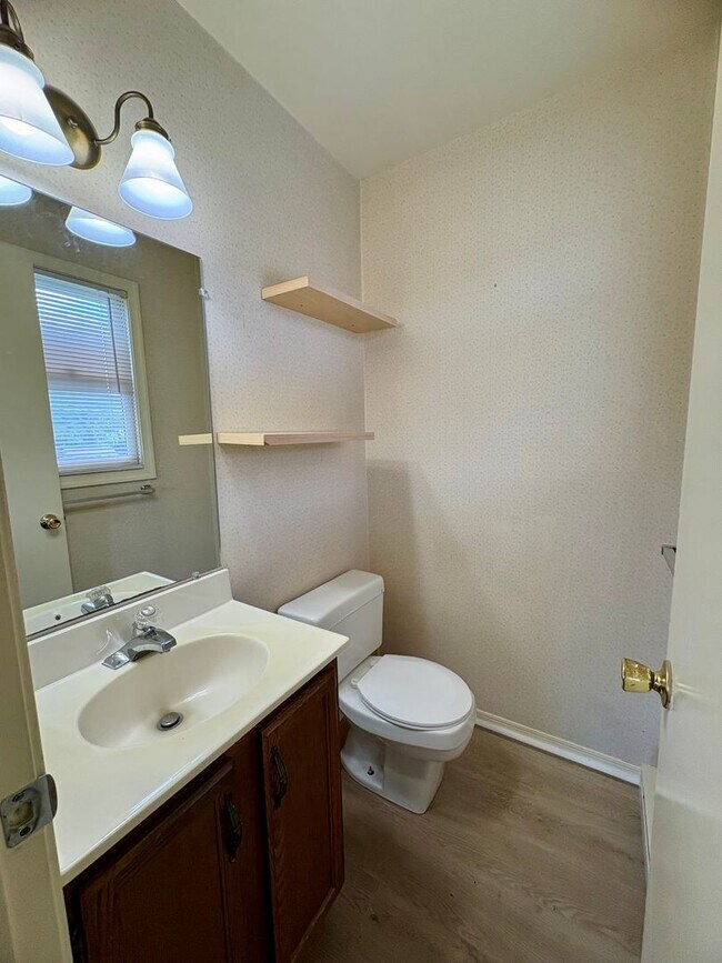 Building Photo - 3 Bedroom 1.5 Bathroom House Available in Dillsburg!