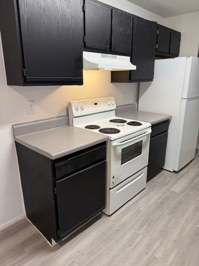 Building Photo - Large Two bedroom Condo