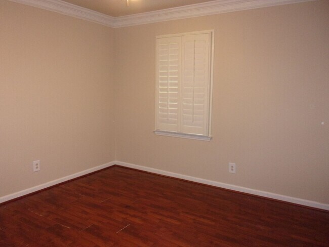 Building Photo - Beautiful 2 Bedroom Brick Ranch with Private Courtyard Patio