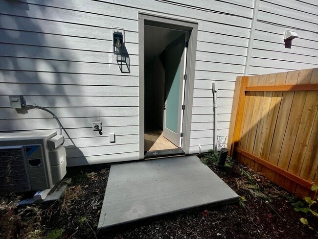 Building Photo - Live in Style! 2BD/2.5B High-End Townhouse...