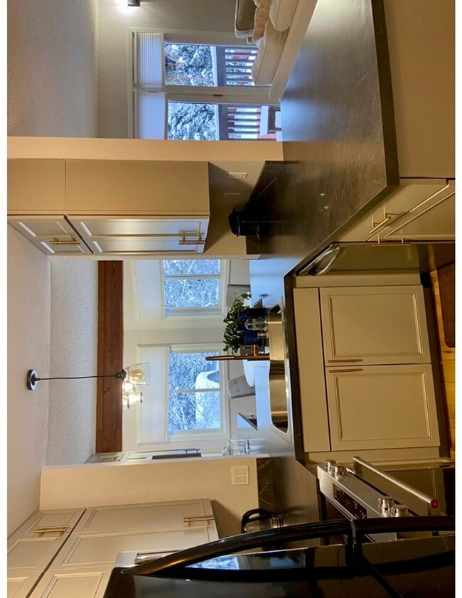 Building Photo - Furnished corporate rental
