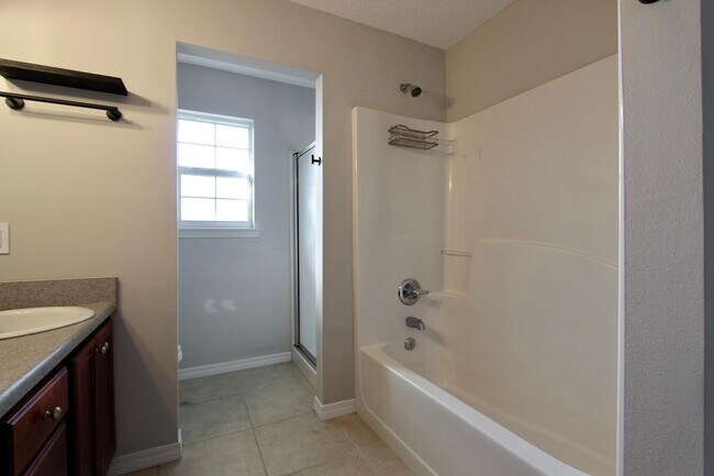 Building Photo - 205 Tiffot Ct