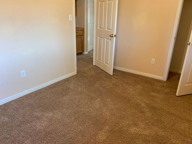 Building Photo - 5404 El Palacio Dr